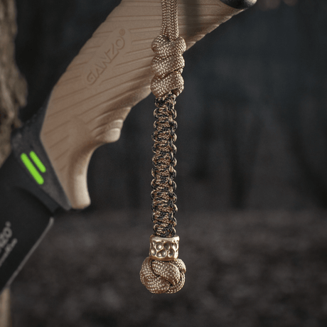 M-Tac Knife Lanyard Scandinavian Granule i flettet paracord på kniv, stilig tilbehør og praktisk forlengelse av knivskaftet.