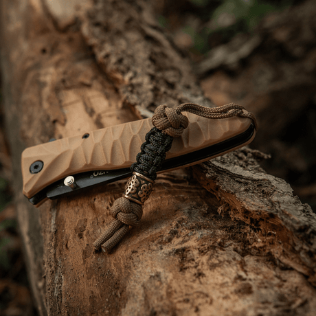 M-Tac Lanyard Scandinavian Small Chinese Knot fastgjort til foldekniv med dekorativ perle.
