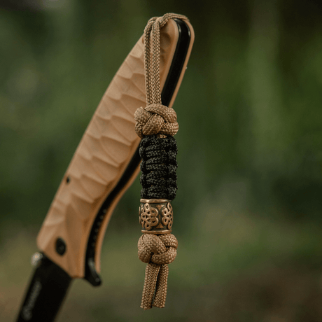 M-Tac Lanyard Scandinavian Small Chinese Knot med dekorativ perle og paracord på kniv, stilfuldt tilbehør til udstyr.