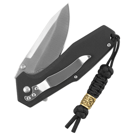 M-Tac Lanyard Scandinavian Small Helmet of Terror festet til en svart taktisk kniv, dekorert med skandinaviske motiver og paracord