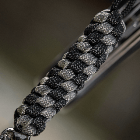M-Tac Knife Lanyard Helix Skull flettet paracord til lommekniver, tilfører stil og karakter, svart/grå design, fleksibel forlengelse.