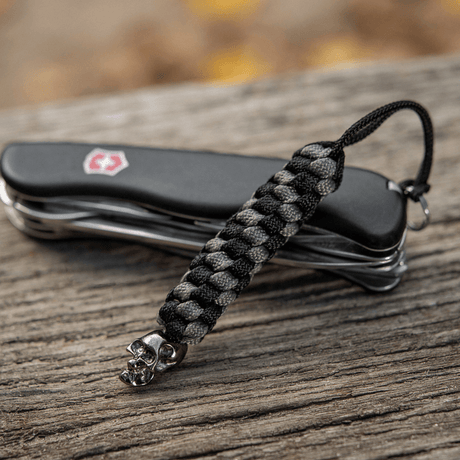 M-Tac Knife Lanyard Helix Skull i flettet paracord tilfører stil til lommeknivens grep og fungerer som en fleksibel forlengelse.