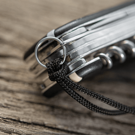 M-Tac Knife Lanyard Helix Skull på en lommekniv, flettet paracord gir stil og karakter, enkelt å trekke kniven opp av lommen.