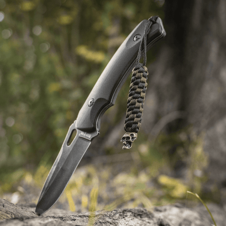 M-Tac Knife Lanyard Helix Skull med flettet paracord tilfører stil til lommekniven, fungerer som fleksibel forlengelse av håndtaket.