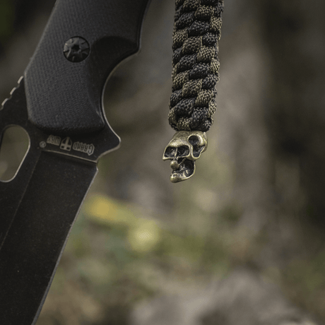 M-Tac Knife Lanyard Helix Skull i flettet paracord, dekorert med et kranie, tilfører stil og funksjonalitet til din lommekniv.