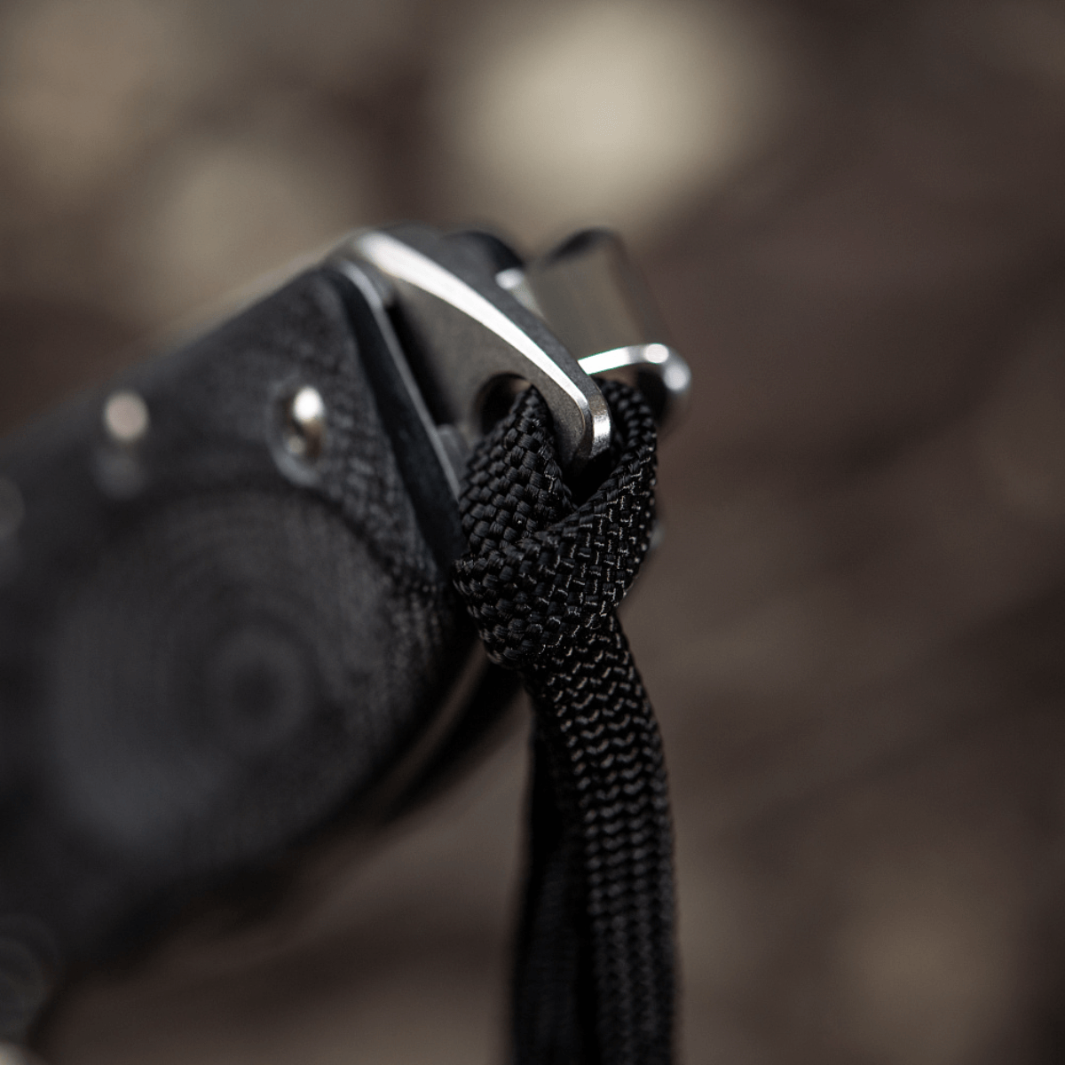 M-Tac Knife Lanyard Cuboid Skull paracord på flettet knivhåndtag, med en unik og taktisk designet Cuboid Skull perle.