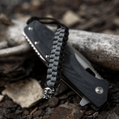 M-Tac Knife Lanyard Cuboid Skull med rått paracord-design og dekorativ kranieperle, praktisk for forlengelse av knivhåndtak.