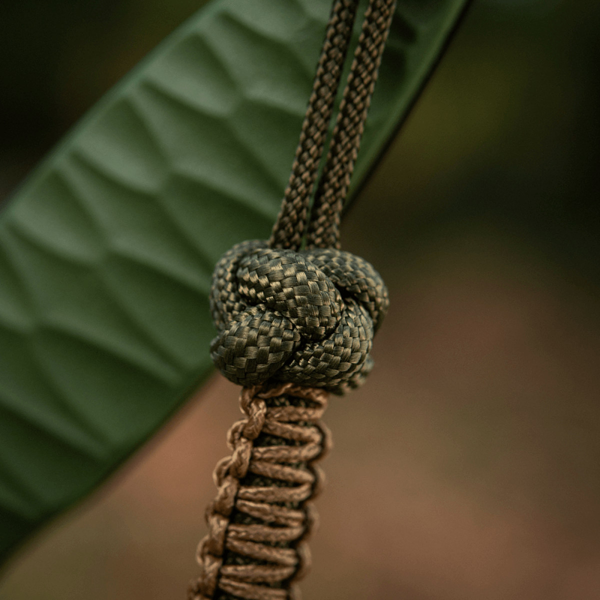 M-Tac Knife Lanyard Celtic med flettet paracord, stilfuldt og praktisk tilbehør, der fremhæver personlighed og letter grebsforbedring.