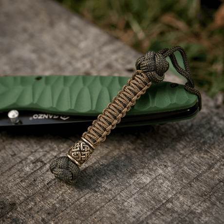 M-Tac Knife Lanyard Celtic på en kniv, dekorativ flette i paracord for praktisk bruk og personlig stil.