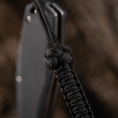 M-Tac Knife Lanyard Celtic, en flettet paracord-lanyard i svart som fremhever knivens design og praktiske funksjonalitet.