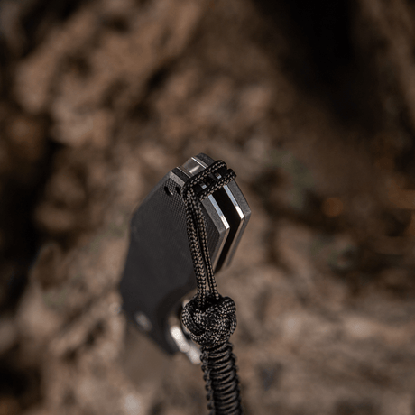 M-Tac Knife Lanyard Celtic - svart flettet paracord-lanyard på en kniv, tilfører stil og funksjonalitet til kniver, lykter og utstyr.