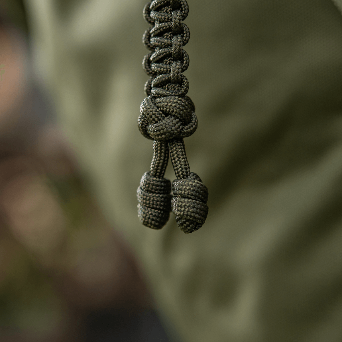 Den flettede M-Tac Loopy Snake Skull Lanyard i paracord til knive og udstyr, stilfuldt og holdbart tilbehør.