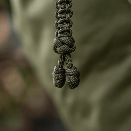 Den flettede M-Tac Loopy Snake Skull Lanyard i paracord til kniver og utstyr, stilfullt og holdbart tilbehør.