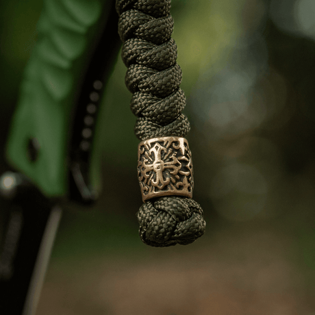 M-Tac Viper Lanyard Scandinavian i grått med en dekorativ Viper-perle i nærbilde, som fremhever holdbarhet og stil.