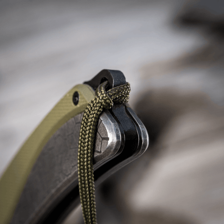 M-Tac Viper Lanyard Stainless Steel på en moderne kniv, som viser flettet paracord og rustfritt stål for stil og funksjonalitet.