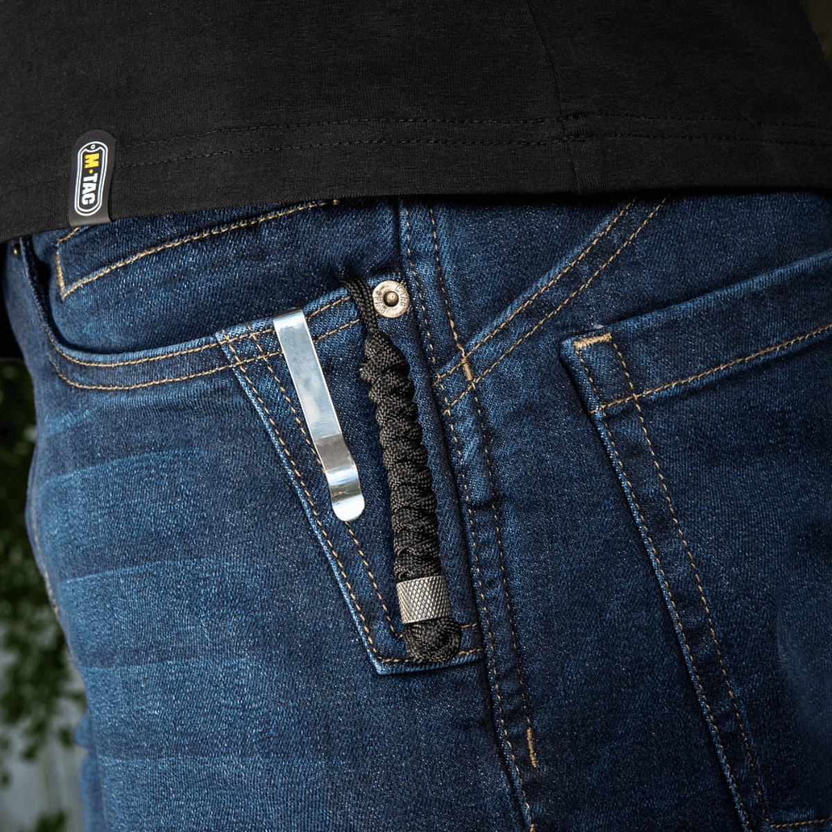 M-Tac Viper Lanyard Stainless Steel i jeanslomme med paracord og rustfri stål Viper-perle, til hurtig adgang til kniv.