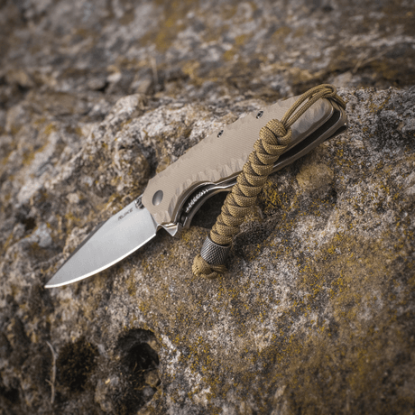 M-Tac Viper Lanyard Stainless Steel med flettet paracord og Viper-perle i rustfritt stål på knivhåndtak, perfekt for rask tilgang.