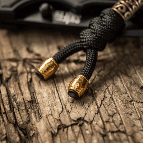 M-Tac Zeus Lanyard i flettet paracord-design, dekorativt og praktisk tilbehør med gylne detaljer, ideell for kniv og utstyr.