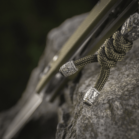M-Tac Zeus Stainless Steel Lanyard i flettet paracord-design med dekorative perler for rask knivadgang og utstyrssikkerhet.
