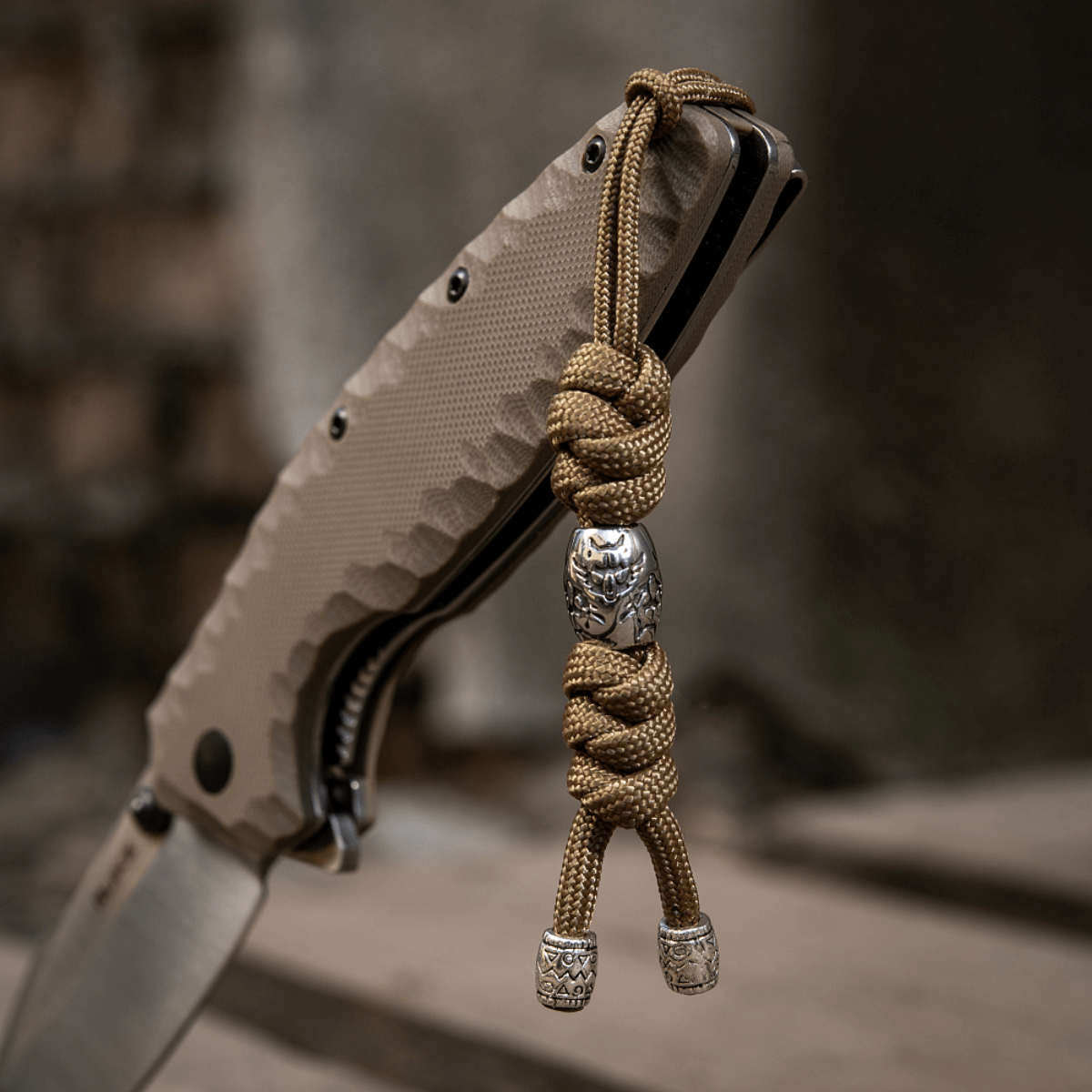 M-Tac Zeus Stainless Steel Lanyard med dekorativ perle på kniv, funktionel og holdbar paracord for hurtig adgang til udstyr