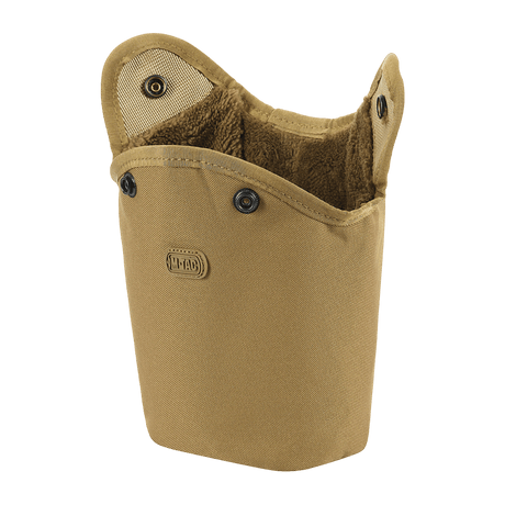 M-Tac Flaskeholder MOLLE i slitesterk polyester med PVC-belegg og avløpshull, ideell for utendørs bruk og enkel montering på MOLLE-utstyr.
