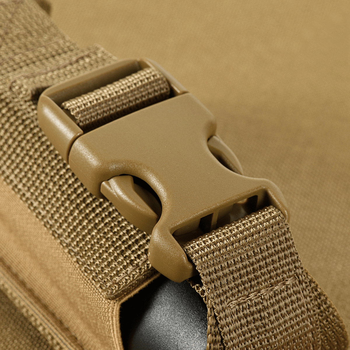 Close-up af M-Tac Gasdåseholder Vertikal med Woojin-lås på MIL-SPEC strop. Perfekt til MOLLE-systemet for nem adgang til udstyr.