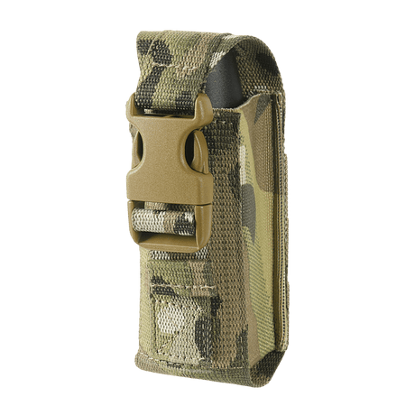M-Tac Gasdåseholder Vertikal i camouflage med MIL-SPEC strop og Woojin-lås til sikker montering på bælte eller udstyr via MOLLE-system.