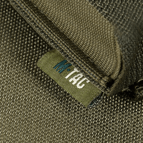 Nærbillede af M-Tac Gasdåseholder Vertikal fremstillet af robust materiale med tydeligt M-Tac logo, til hurtig adgang til gasdåser.