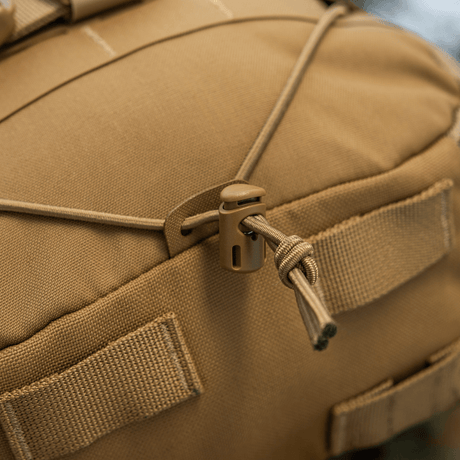 Nærbilde av elastisk snøring og stropper på M-Tac ryggsekk Sturm Elite Gen.II, laget i holdbart Cordura-materiale.