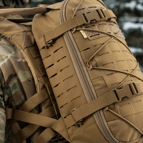 M-Tac ryggsekk Sturm Elite Gen.II i feltet med MOLLE-system og slitesterkt Cordura-materiale for utendørs bruk.