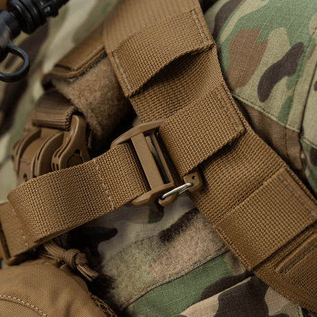 Detalj av M-Tac ryggsekk Sturm Elite Gen.II spenne med camo-print og forsterket stropp i Cordura 500D og 1000D.