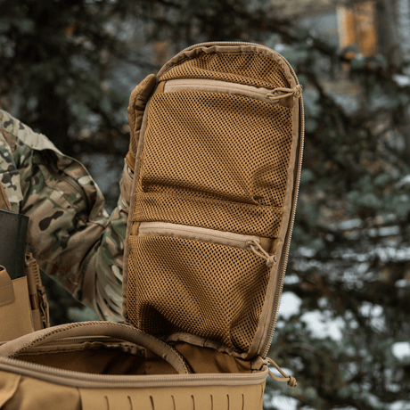 M-Tac ryggsekk Sturm Elite Gen.II med åpen koffertstil hovedrom og to nettlommer til EDC-utstyr ute i skogen.