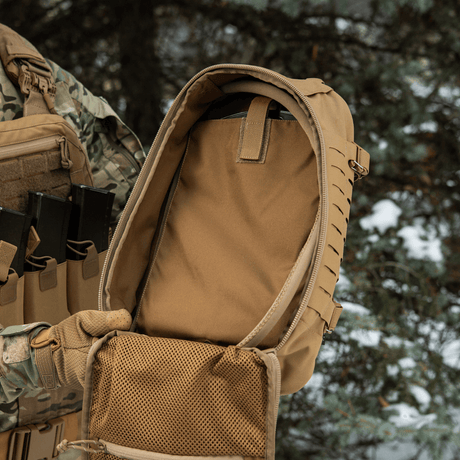 M-Tac ryggsekk Sturm Elite Gen.II åpen med romslig interiør og MOLLE-system, ideell for selvforsynte opphold. Laget i slitesterk Cordura.
