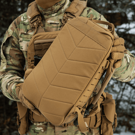 M-Tac ryggsekk Sturm Elite Gen.II holdt av person i kamuflasjeutstyr.
