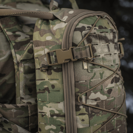 Nærbilde av M-Tac ryggsekk Sturm Elite Gen.II med MOLLE Laser Cut-system og elastisk snøring for jakke eller kamuflasjenett.