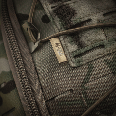 Detaljert visning av M-Tac ryggsekk Sturm Elite Gen.II produsert i robust Cordura-materiale med kamuflasjemønster og glidelåslukking.