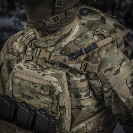 M-Tac ryggsekk Sturm Elite Gen.II i kamuflasje med MOLLE-system og innbygd drikkesystem, vist i feltoppsett.