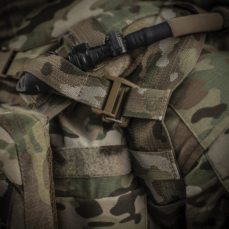 M-Tac ryggsekk Sturm Elite Gen.II med drikkesystem og kamuflasjemønster, nærbilde av spenne og drikkeslange.
