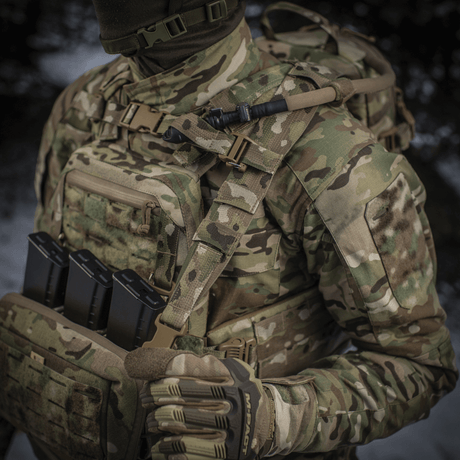 Soldat bærer M-Tac ryggsekk Sturm Elite Gen.II iført kamuflasjetøy. Ryggsekk med MOLLE-system og innbygd drikkesystem.