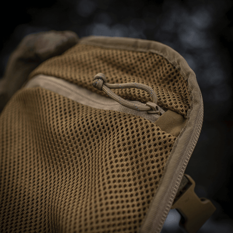 Detalj av M-Tac ryggsekk Sturm Elite Gen.II med nettlomme for EDC-utstyr. Laget av slitesterk Cordura for utendørs bruk.