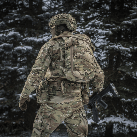 M-Tac ryggsekk Sturm Elite Gen.II på militærperson i kamuflasje i skogmiljø om vinteren.