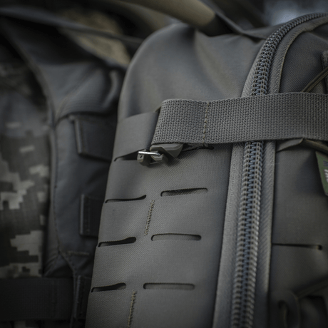 M-Tac ryggsekk Sturm Elite Gen.II nærbilde av robust Cordura-materiale og MOLLE Laser Cut-system.