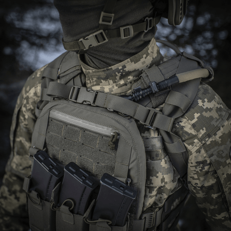 M-Tac ryggsekk Sturm Elite Gen.II båret av soldat i kamuflasjeuniform med taktisk utstyr og MOLLE-system synlig foran.