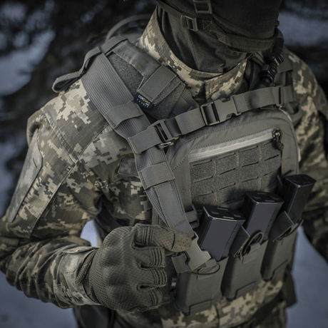 Militærutstyr med MOLLE Laser Cut-system og kamuflasjeuniform.