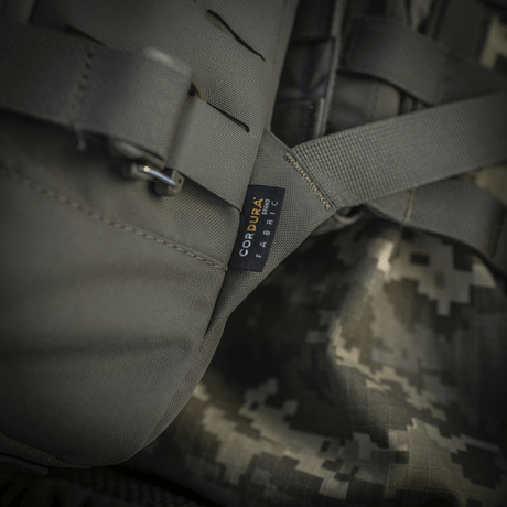 Nærbilde av M-Tac ryggsekk Sturm Elite Gen.II med Cordura 500D-stoff og digitalt kamuflasjemønster, viser robust kvalitet.
