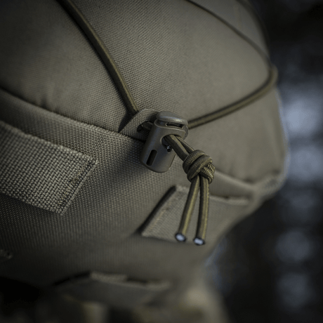 Nærbilde av M-Tac ryggsekk Sturm Elite Gen.II med elastisk snøring og slitesterkt Cordura-materiale for feltbruk.