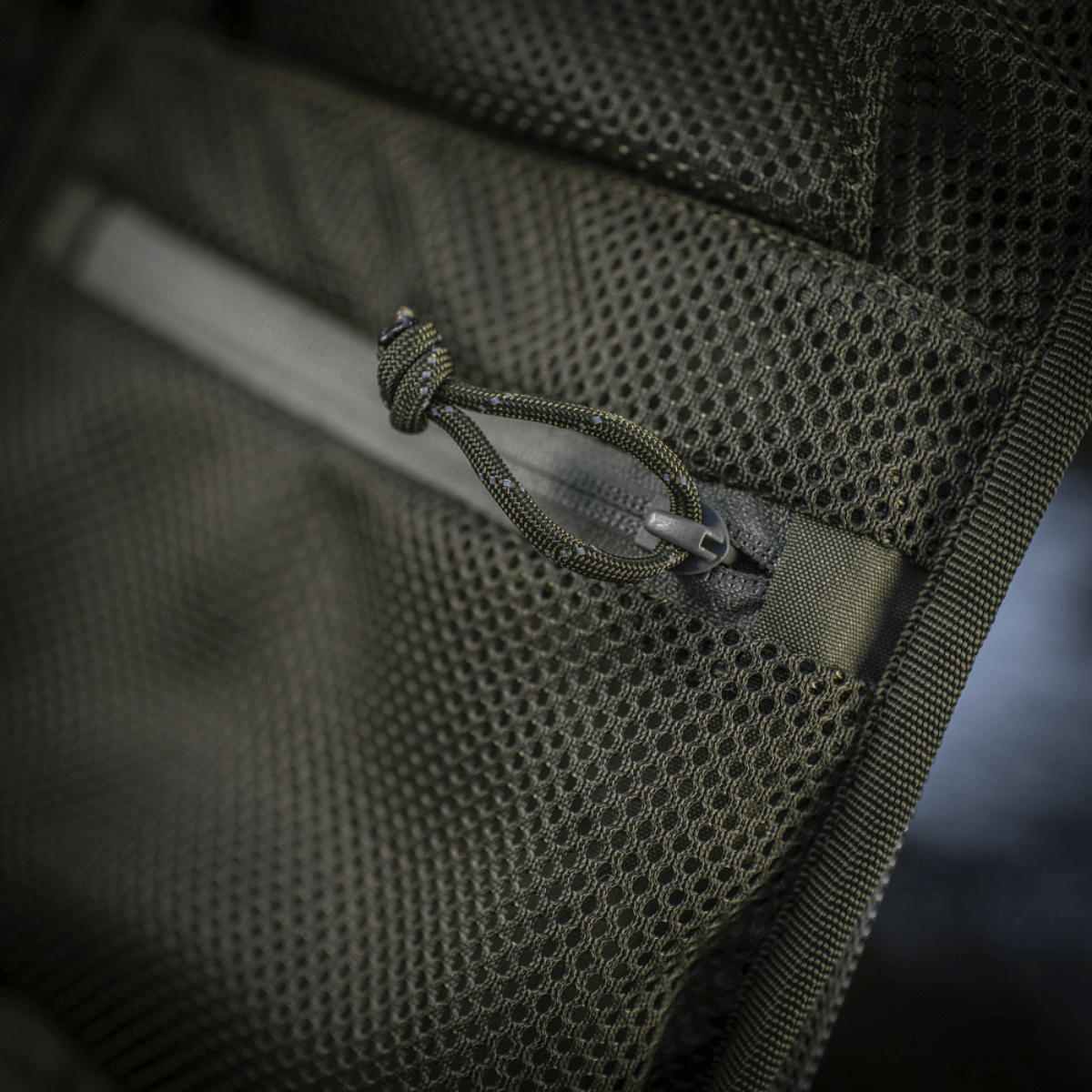 Nærbillede af M-Tac Rygsæk Sturm Elite Gen.II med netlommer til EDC-udstyr og holdbart design til felten.