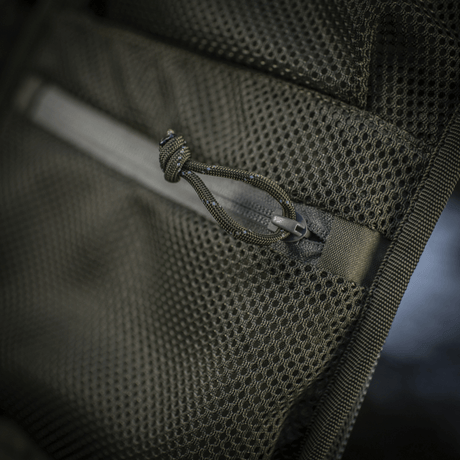 Detalj av M-Tac ryggsekk Sturm Elite Gen.II med nettlommer for EDC-utstyr og robust Cordura-materiale, ideell for raid-bruk.