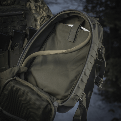 M-Tac ryggsekk Sturm Elite Gen.II viser kuffertstil hovedrom og drikkesystem, ideell for feltturer med MOLLE-system for ekstrautstyr.