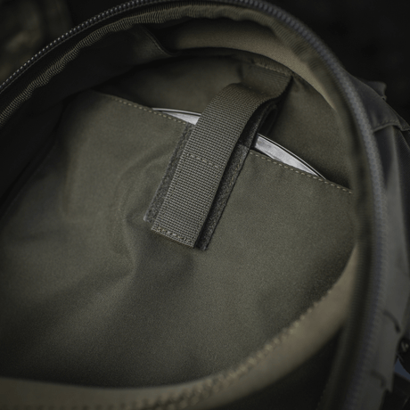 Innvendig rom i M-Tac ryggsekk Sturm Elite Gen.II med integrert drikkesystem, laget av slitesterkt Cordura-materiale.